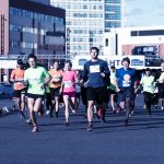 Joukko juoksijoita Finlandia maratonin lähdön jälkeen juoksemassa kohti.